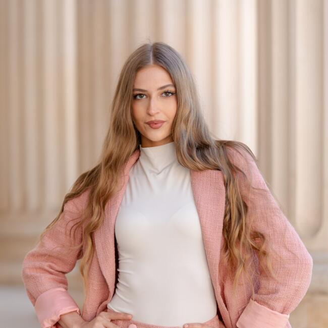 Babysitter in Bucharest: Alisia
