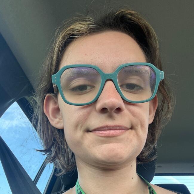 Babysitter in Saint-Philippe-d'Aiguille: Emma