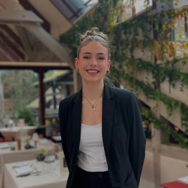 Babysitter in Cannes: Ninon