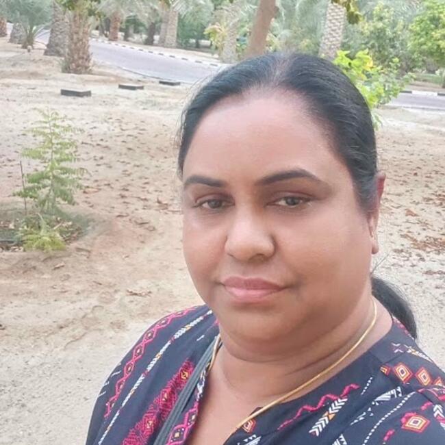 Ennūr में बेबीसिटर: Regina