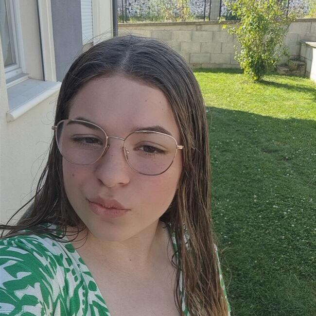 Babysitter in Condat-sur-Vienne: Elena