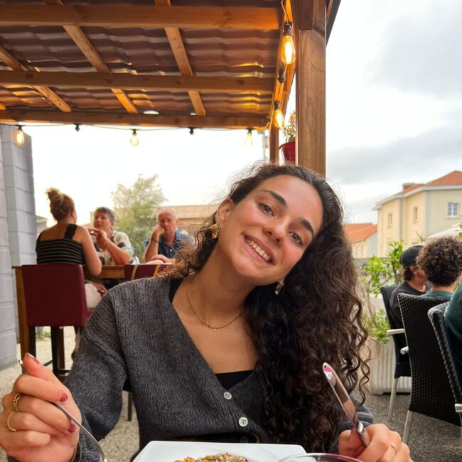 Babysitter in Sainte-Colombe-en-Bruilhois: Candice