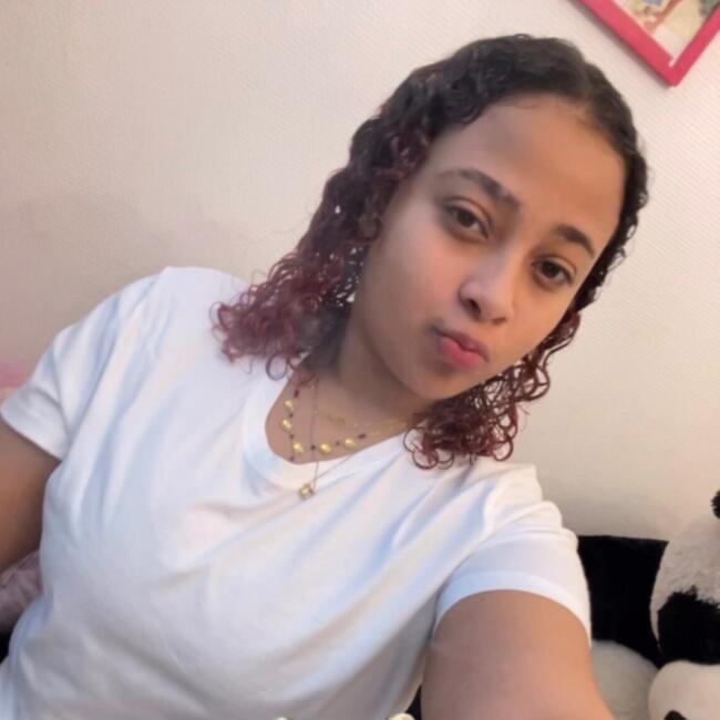 Babysitter in Kourou: Reina