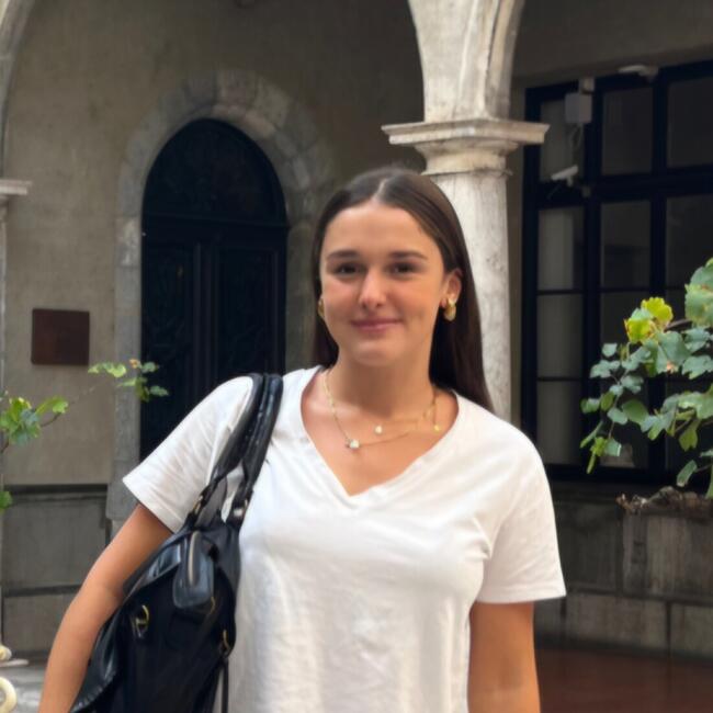 Babysitter in Brouilla: Marie