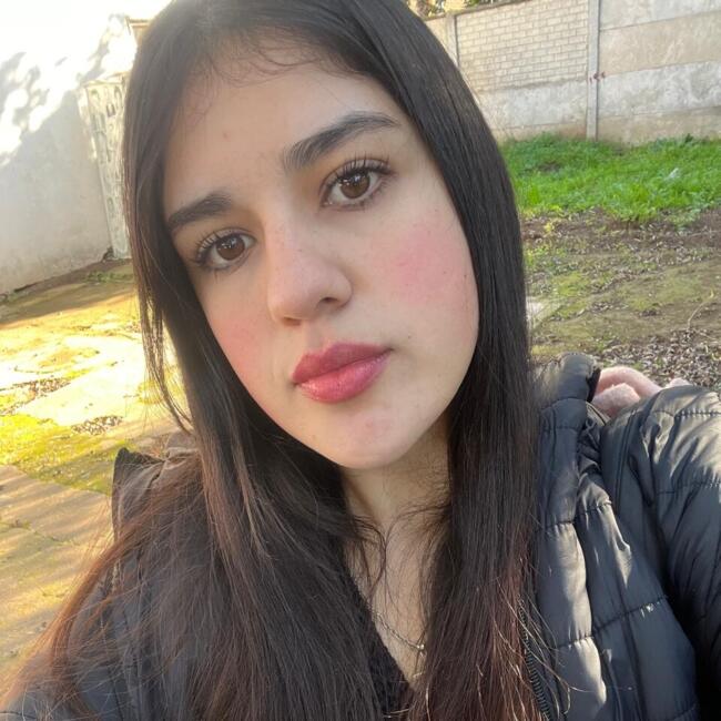 Babysitter in Villa Alegre: Eskarleht
