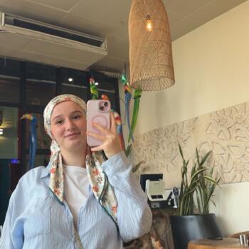 مربية أطفال في الجزائر: Yasmine