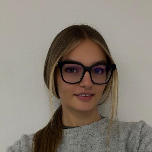 Babysitter in Flins-sur-Seine: Elisa