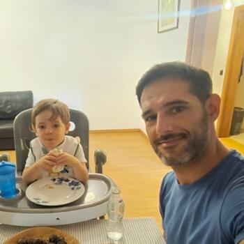 Trabalho de babysitting em Ponta Delgada: Trabalho de babysitting Cláudio Valadão