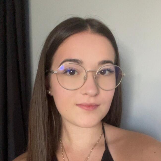 Babysitter in Asnières-sur-Nouère: Eléna