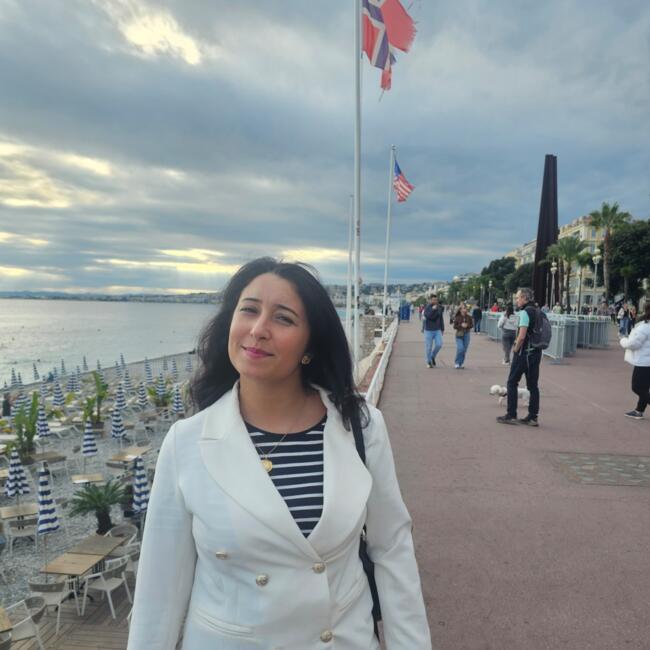 Babysitter in Stains: Amira