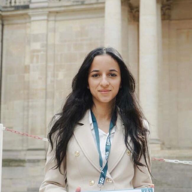 Babysitter in Clichy: Kenza