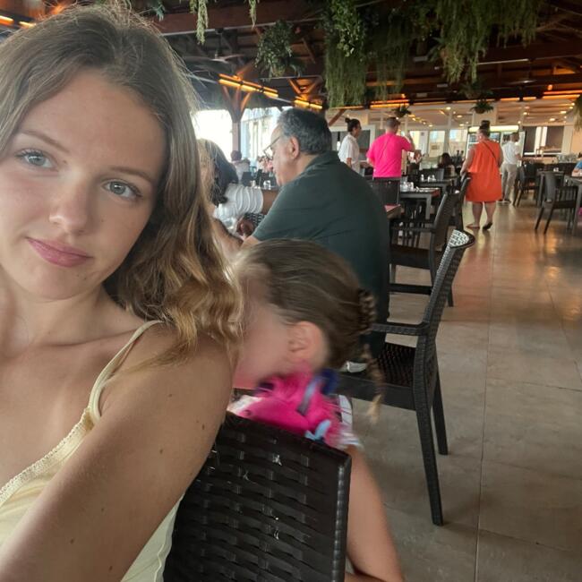 Babysitter in Egham: Ella