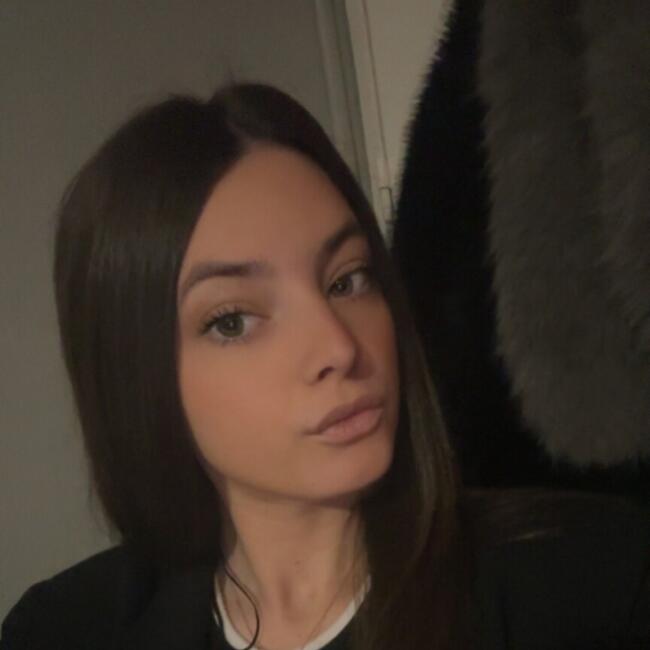 Babysitter in Six-Fours-les-Plages: Alison