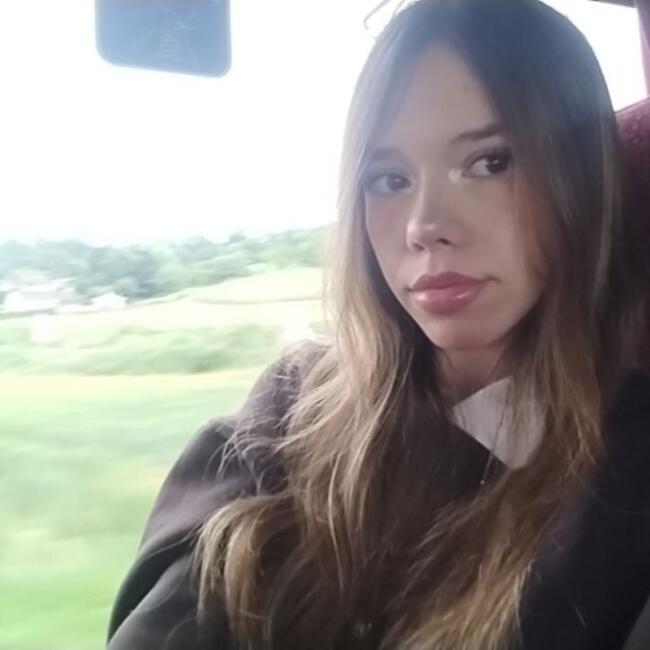 Babysitter in Communay: Elina