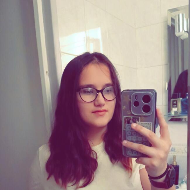 Babysitter in Montrichard: Shirel