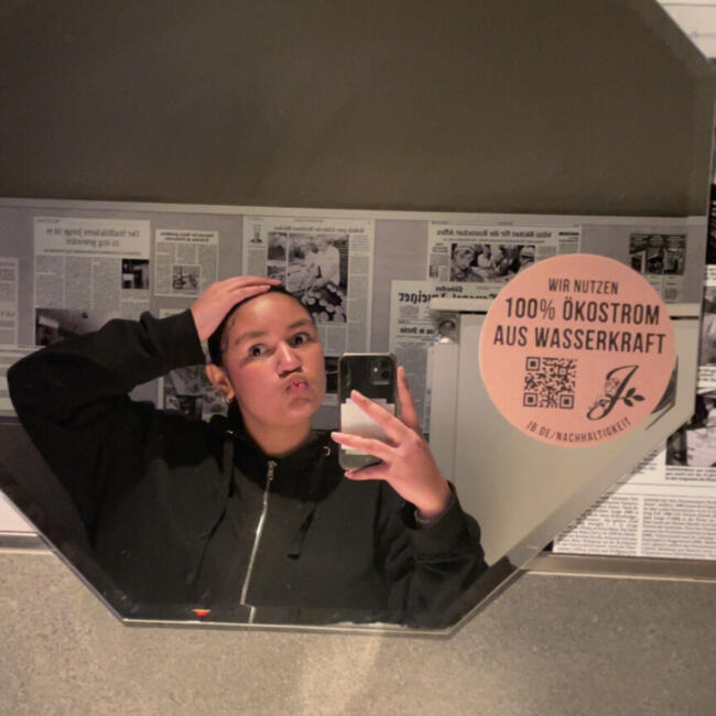 Babysitter in Saint-Étienne-du-Gué-de-l'Isle: Amina