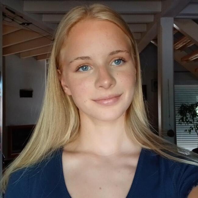 Babysitter in Vars-sur-Roseix: Emma