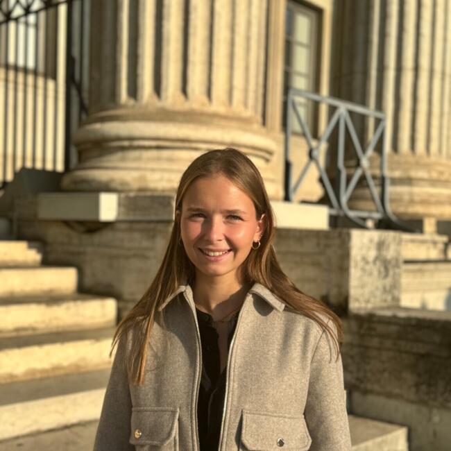 Babysitter in Annecy: Eva
