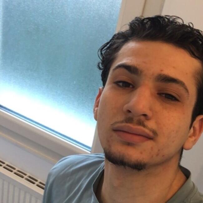 Babysitter in Paris: Yasten