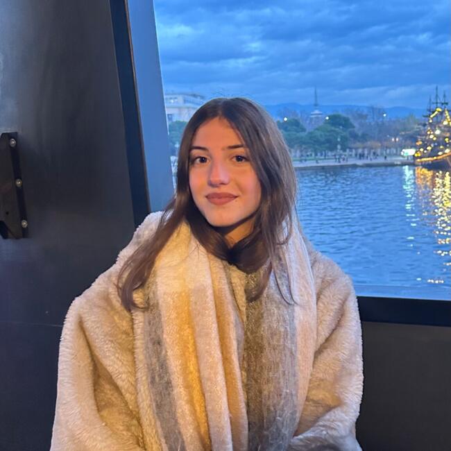 Babysitter στην περιοχή Γέρακας: Κλειω