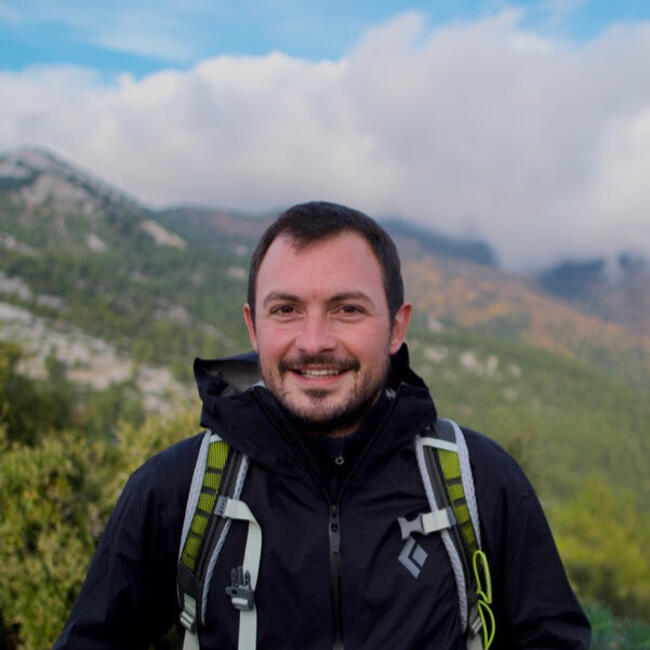 Δουλειά για babysitter στην περιοχή Βύρωνας: Δημήτρης Μακρης