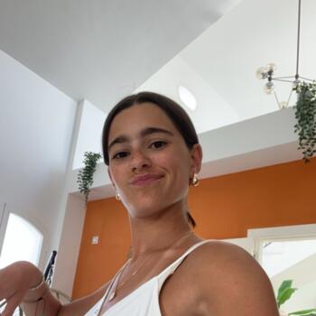 Babysitter in Paris: Carla