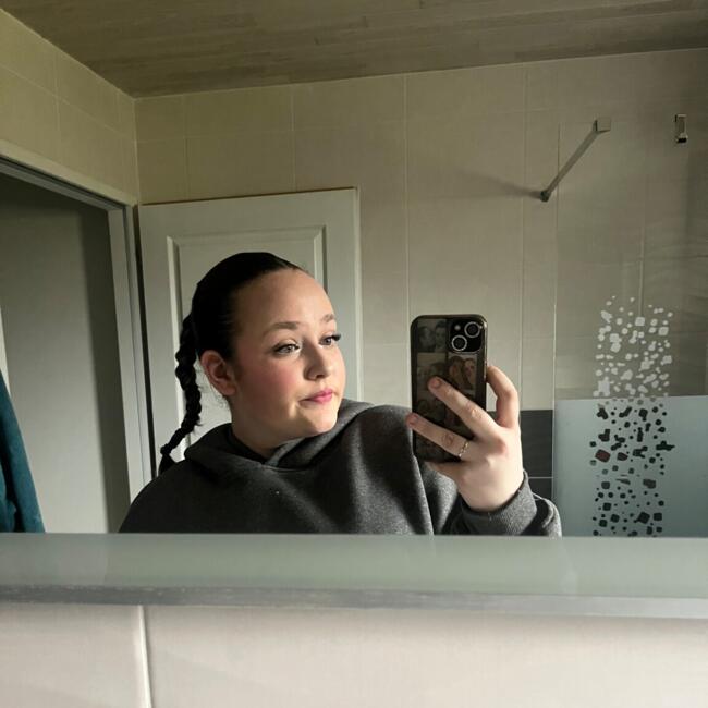 Babysitter in Saint-Martin-des-Plains: Elyna