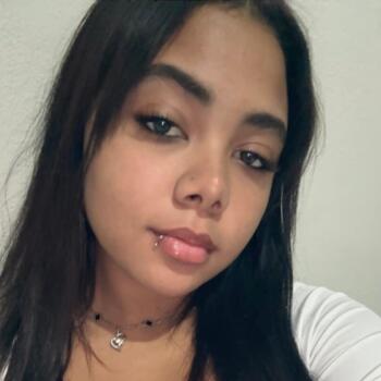 Babysitter in São Sebastião: Mayara