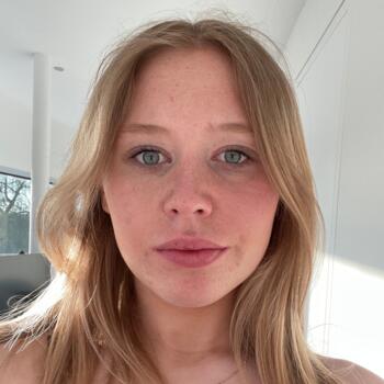 レーヴェン のベビーシッター: Charlotte