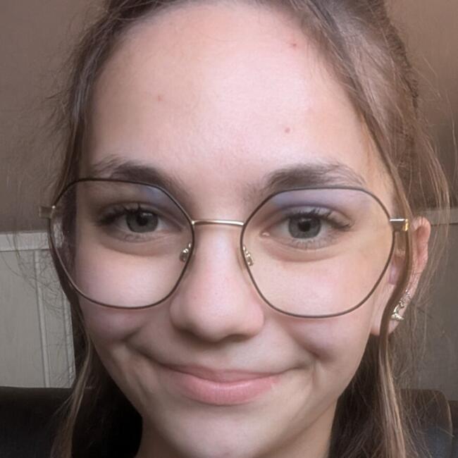 Babysitter in Neuville-en-Ferrain: Naelle