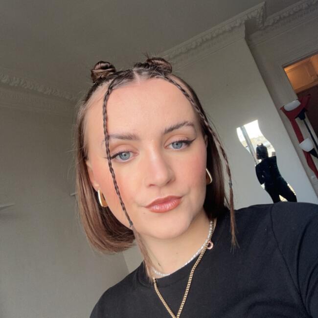 Babysitter in La Ville-du-Bois: Lea