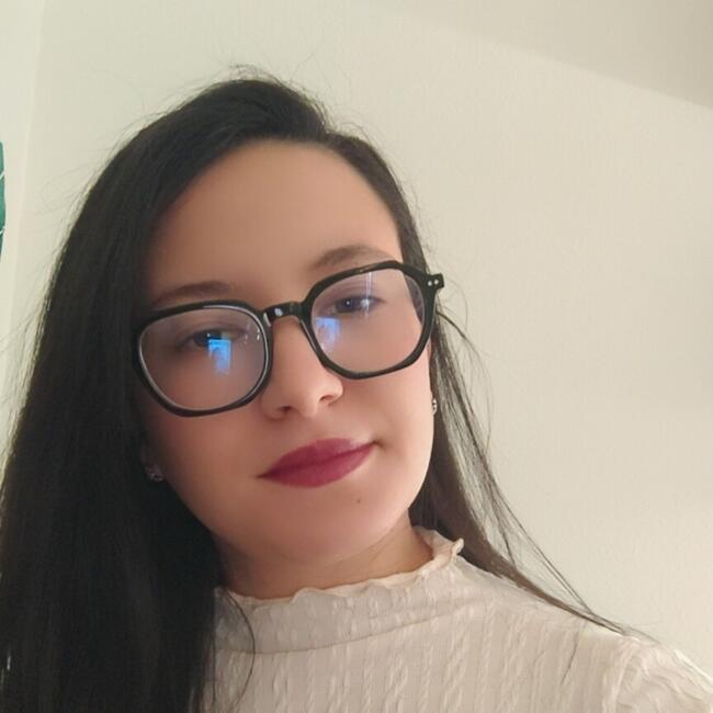 Babysitter in Mont-Saint-Aignan: Hana