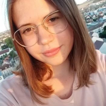 Baby-sitter in Auxerre: Nina