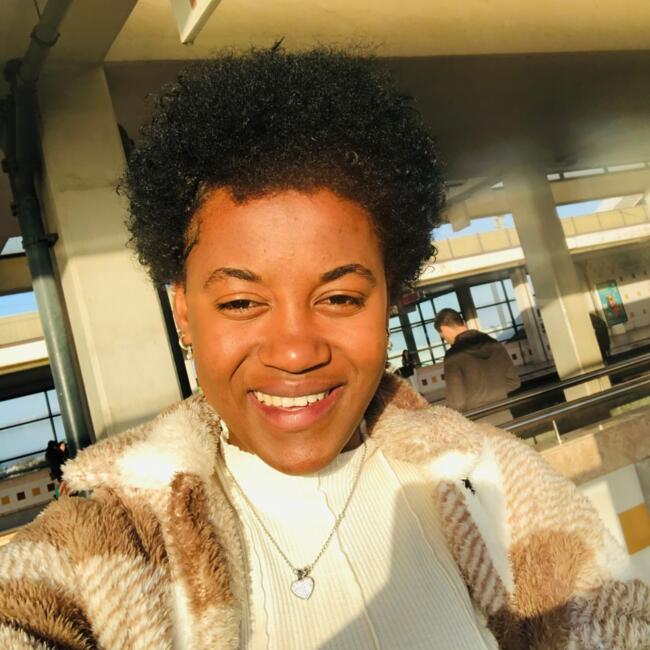 Babysitter in Almada: Cyntia veiga