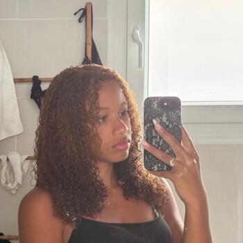 Babysitter in La Ville-du-Bois: Shelsy