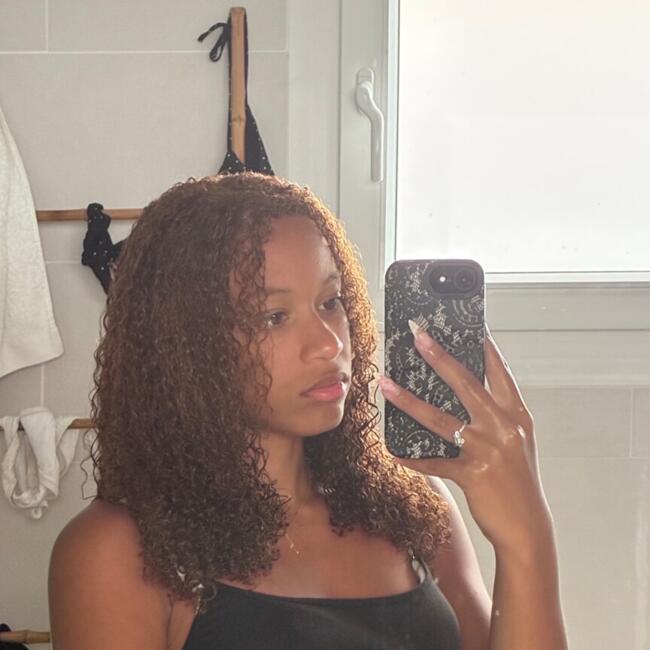 Babysitter in La Ville-du-Bois: Shelsy