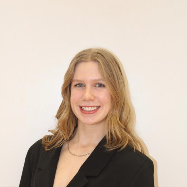 Babysitter in Phoenix: Lily