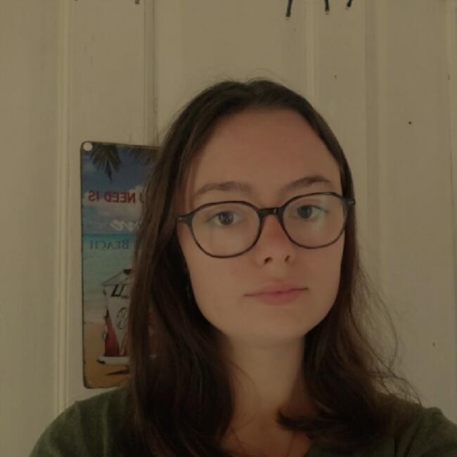 Babysitter in Gréville-Hague: Clémence