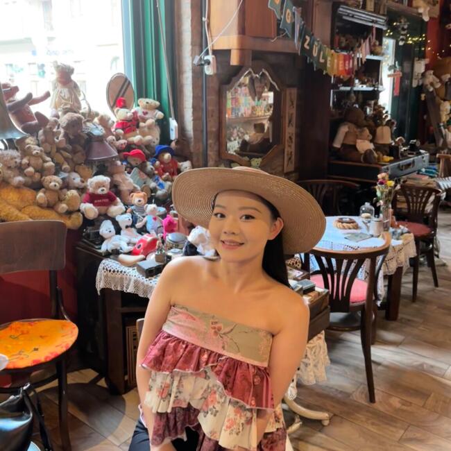 Babysitter in Budapest: Savannah Yang