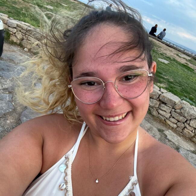 Babysitter in Roullet-Saint-Estèphe: Julie