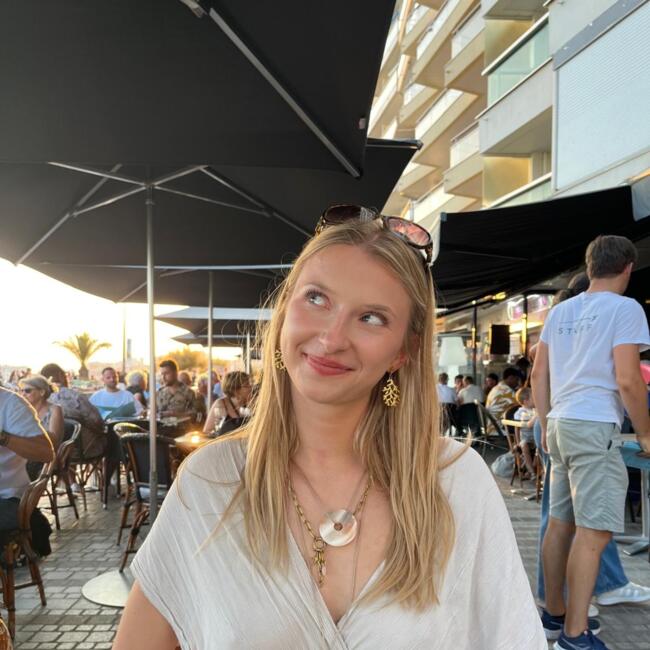 Babysitter in Antibes: Manon