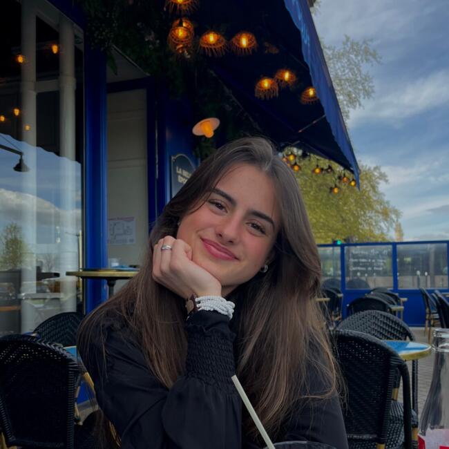 Babysitter in Quinsac: Candice