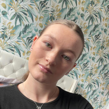 Babysitter in Brebières: Cassie