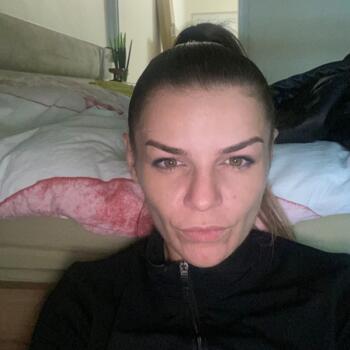 Δουλειά για babysitter στην περιοχή Πέραμα: δουλειά φύλαξης παιδιών Angelika