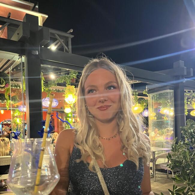 Babysitter in Saint-Brieuc: Jade