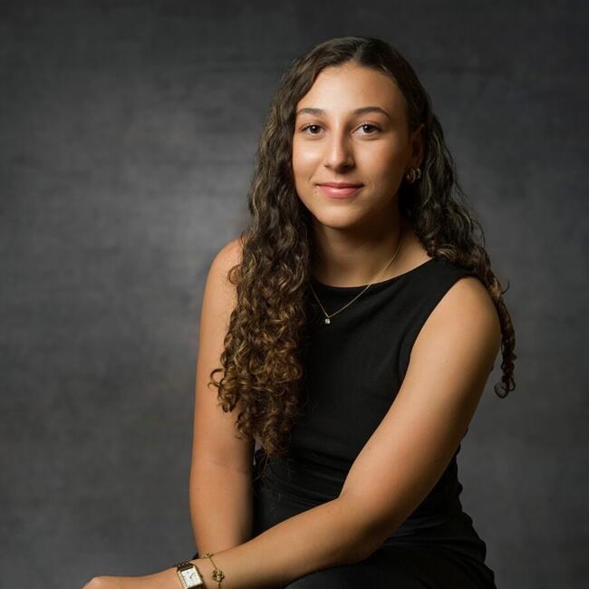 Babysitter in Château-Landon: Kenza