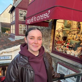 Babysitter in Carvin: Lilou