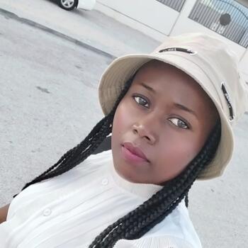 جليسة أطفال في الدوحة: Caroline