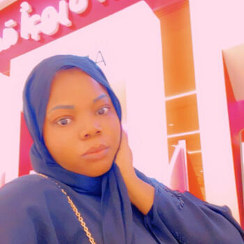 جليسة أطفال في أبوظبي: Lukiyia