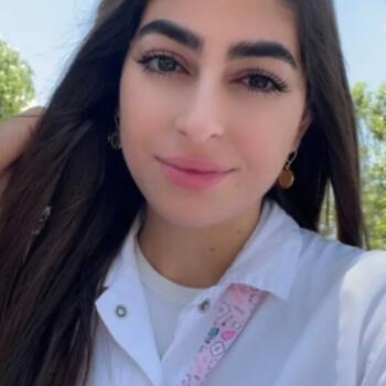 משרת בייביסיטר ב- א טירה: Takwa
